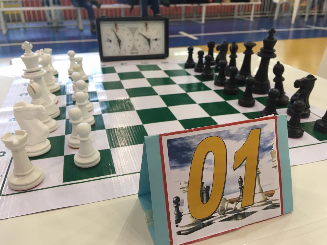 Jovens do CASA Juquiá jogam com Grande Mestre do xadrez – Fundação
