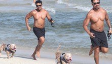 Xamã corre com cachorrinho de estimação e esbanja simpatia em dia de praia no Rio de Janeiro