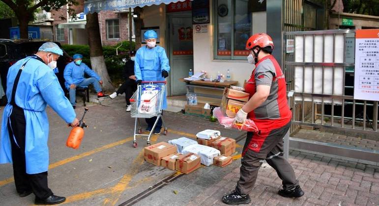 Funcionário de delivery deixa alimentos na entrada de condomínio em Xangai