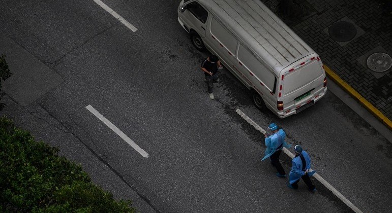 A população de Xangai está confinada há semanas e não há previsão de que a medida seja encerrada 
