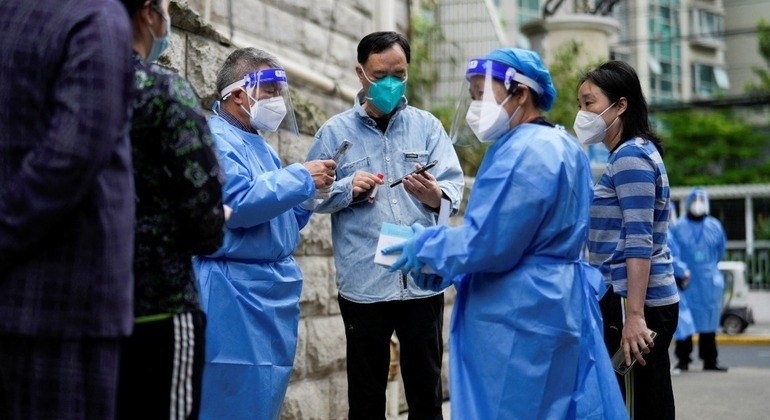 Homem faz teste para Covid-19 em meio à onda de novos casos em Xangai