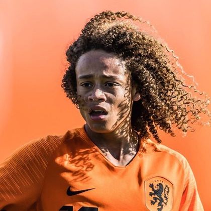 Xavi SimonsIdade: 19 anosClube: PSV (HOL)O holandês, no início da carreira, foi comparado com Ronaldinho Gaúcho por suas habilidades, o que mostrava que o meia seria uma promessa. Da base do Barcelona, passou pelo Paris Saint-Germain, até chegar à equipe principal do PSV Eindhoven, da Holanda