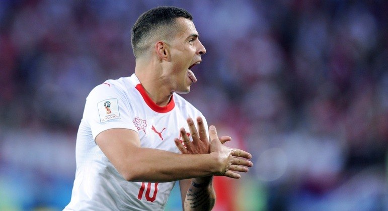 Xhaka, filho de pai kosovar e mãe albanesa, comemorou fazendo a águia negra de duas cabeças