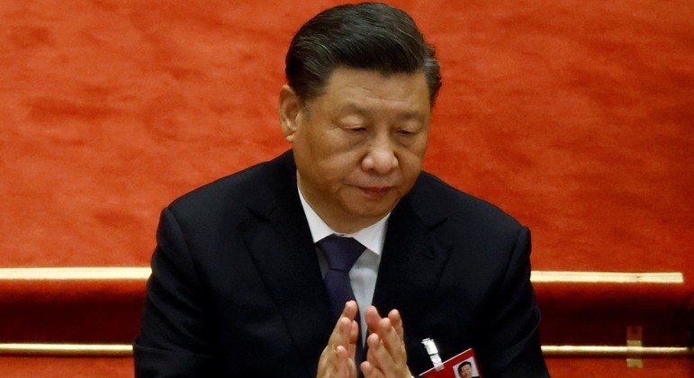 O presidente chinês Xi Jinping aplaude durante sessão da Assembleia Popular Nacional