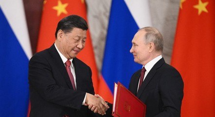 Xi Jinping (à esq.) e Vladimir Putin em encontro