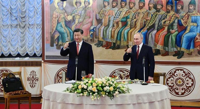 Xi Jinping (à esq.) e Vladimir Putin jantaram após dia repleto de reuniões