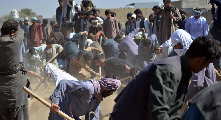 Xiitas enterram seus mortos após ataque a mesquita no Afeganistão