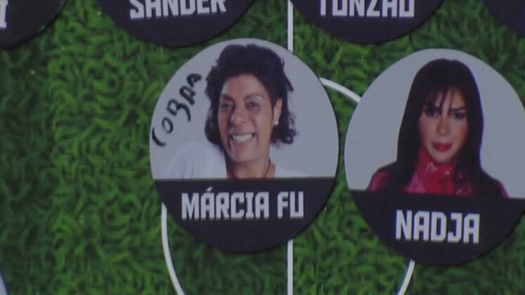 CobrafuSimioni não perdoou Márcia Fu por ter salvado Nadja em vez dela no Resta Um da quinta formação de Roça. Depois de escrever 'cobra' na foto da rival, a empresária lançou uma nova alcunha unindo parte do xingamento com o sobrenome da ex-atleta