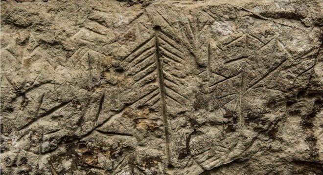 Uma das gravuras apagadas; arqueológos dizem não ser possível precisar a data exata delas, por estarem em rocha 