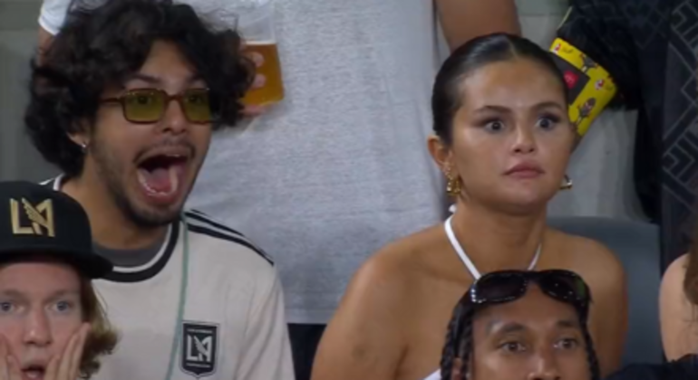 4. Xolo MaridueñaAo lado de Selena, o ator de Cobra Kai e Besouro Azul esteve no Exposition Park e não economizou nas reações durante a partida