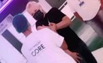Xuxa Meneghel acaba de engrossar a lista de famosos vacinados contra a covid-19. A apresentadora de 58 anos foi imunizada com a primeira dose da vacina no dia 4 de junho, em um posto do SUS (Sistema Único de Saúde), no Rio de Janeiro