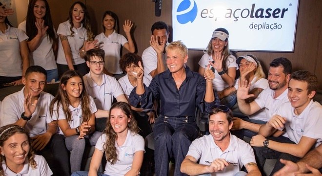 Xuxa com os atletas patrocinados pela empresa de depilação da qual é sócia