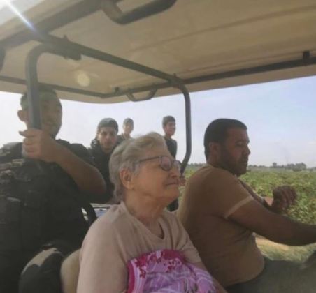 Yaffa Adar, de 85 anos, ficou conhecida por um vídeo que mostrou o momento em que ela é levada do kibutz Nir Oz, no que parecia ser um carrinho de golfe. Nessa comunidade, 71 dos quase 400 habitantes foram sequestrados, incluindo nove pessoas de uma mesma família. Parentes de Yaffa a descrevem como uma mulher de 