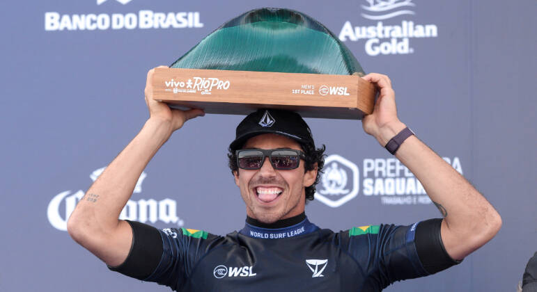 Yago Dora comemora o título na etapa do Rio do Circuito Mundial de Surfe
