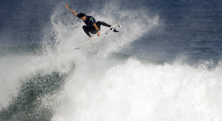 Yago Dora tira nota 10 na final e conquista o título da etapa do Rio de Janeiro do Circuito Mundial de Surfe