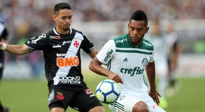 Yago Pikachu e Borja disputam bola no jogo entre Vasco x Palmeiras