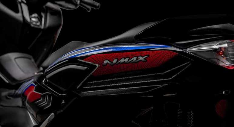 Scooter é vendida na cor vermelha com detalhes em azul, preto e cinza