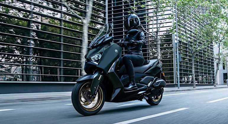 Scooter passa a contar com faróis duplos na dianteira no formato triangular em Full-LED