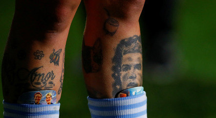 Tatuagem com o rosto de Cristiano Ronaldo na perna direita de Yamila
