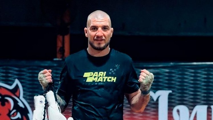 Yaroslav Amosov (28 anos) - Lutador de MMA