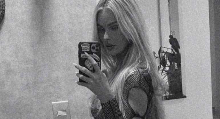 Yasmin Brunet posou para selfie diante do espelho com look recortado