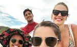 O surfista não escapou e também posou para selfiesVeja mais: Yasmin Brunet e Medina curtem resort com diárias de R$ 33 mil