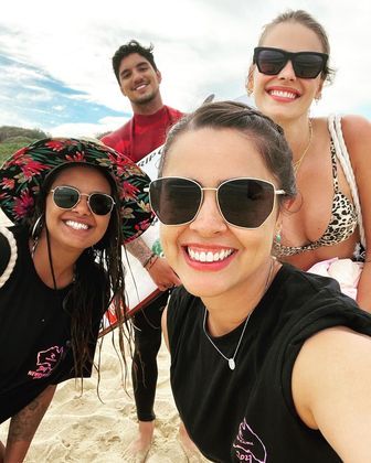 O surfista não escapou e também posou para selfiesVeja mais: Yasmin Brunet e Medina curtem resort com diárias de R$ 33 mil