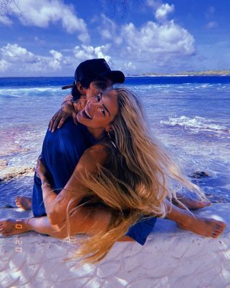 Yasmin Brunet viajou com Gabriel Medina para a Austrália. Parceira, a modelo fez questão de acompanhar o marido, que está disputando o campeonato Mundial de Surfe no país. Yasmin foi a única da família de Medina a embarcar com ele para dar todo apoio na torcida e já chamou atenção durante a transmissão da competição; confira como tem sido os dias do casal por lá