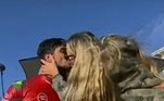 Yasmin não resistiu, beijou o marido em frente às câmeras assim que ele saiu do mar e voltou a chamar a atenção