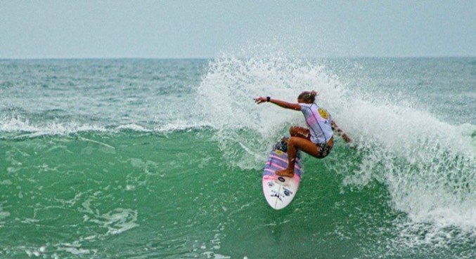 Yasmin Neves se prepara para competir no Brasil Surf Tour 2022