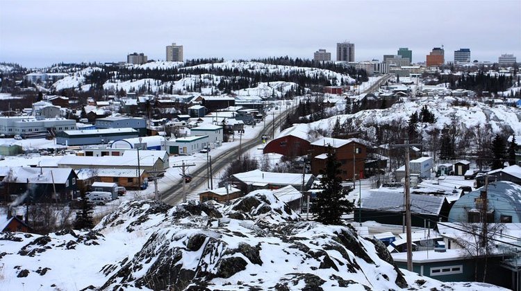 Yellowknife (Canadá) -Fica na costa norte do Grande Lago do Escravo, cerca de 400 km ao sul do Círculo Polar Ártico.  Ocupa uma área de 134 km². E tem 19.500 habitantes.  Está a 4.900 km da capital Ottawa.
