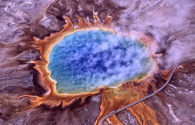  Yellowstone (EUA) - O Parque Nacional ocupa uma área equivalente ao dobro do Distrito Federal do Brasil. São 500 gêiseres jorrando água e mais de 10 mil fontes hidrotermais, que dão um aspceto de fervura à paisagem, com cores exuberantes provocadas por bactérias. 
