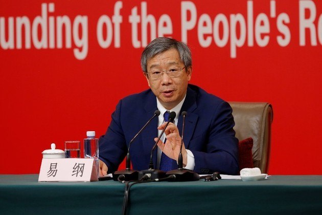 Outro importante encontro que acontecerá na Indonésia será entre a secretária do tesouro dos Estados Unidos, Janet Yellen, com o presidente do banco central chinês, Yi Gang (foto). A representante americana deve pressionar o país asiático a promover uma reestruturação das dívidas que países subdesenvolvidos devem ao país. A China é um dos maiores credores globais. No final de 2020, os empréstimos para países considerados de renda média e baixa chegaram a 170 bilhões de dólares (aproximadamente R$ 905 bilhões). A maior parte dos devedores são países da África subsaariana e do sul da Ásia. No entanto, organismos internacionais denunciam que boa parte desses empréstimos não entram nas estatísticas oficiais, e são direcionados para bancos locais, ao invés de serem dados ao governo do país