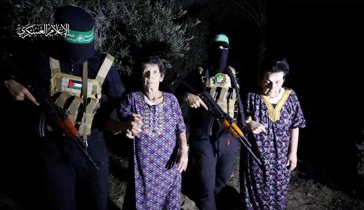 Na segunda-feira (23), o Hamas libertou duas idosas feitas reféns por 