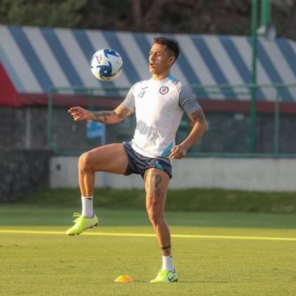Yotún (31 anos) - Meio-campista peruano - Sem clube desde janeiro de 2022 - Último time: Cruz Azul - Jogador de seleção, teve até passagem pelo Vasco.
