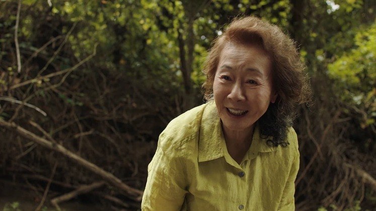 Youn Yuh-jung ganhou Oscar por Minari aos 73 anosPrimeira atriz coreana a ganhar um Oscar, Youn Yuh-jung deu o que falar com a atuação no emocionante filme Minari: Em Busca da Felicidade. Interpretando uma avó não muito convencional e desbocada, a estrela foi aclamada e ganhou o prêmio de Melhor Atriz Coadjuvante aos 73 anos