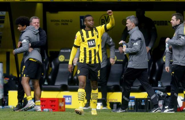 10. Youssoufa MoukokoPosição: AtacanteIdade: 18 anosPaís: CamarõesTime: Borussia Dortmund, da Alemanha