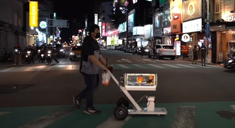 Youtuber desenvolveu aquário móvel para dar rolê com peixes pelas ruas de Taiwan