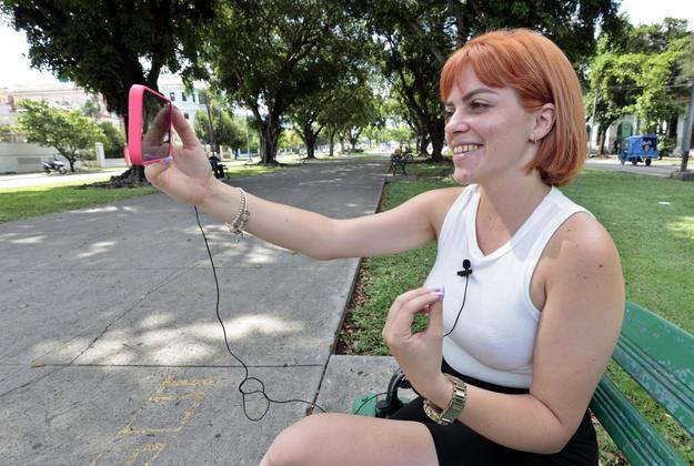 A cubana faz parte de uma geração que explorou a internet através do que é popularmente conhecido na ilha caribenha como 'o pacote'