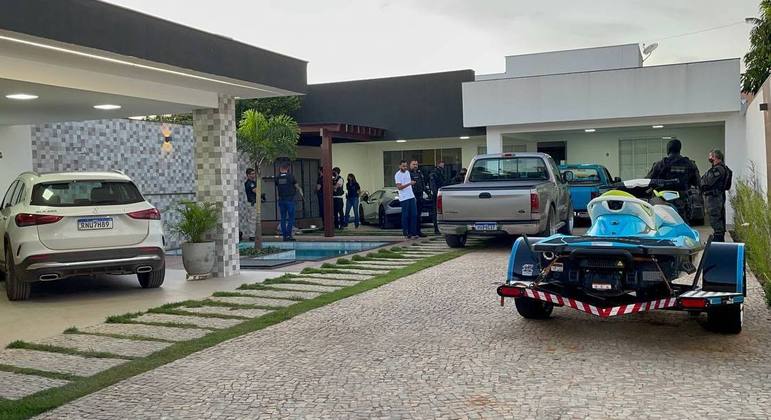 Youtuber Klebim sendo preso pela Polícia Civil em mansão no Park Way