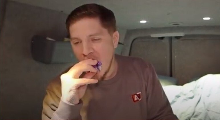 Youtuber come ovo de Páscoa que valia prêmio de R$ 63 mil