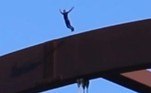 Saa Fomba fez a manobra insana, sem qualquer elástico de bungee jump, no dia 23