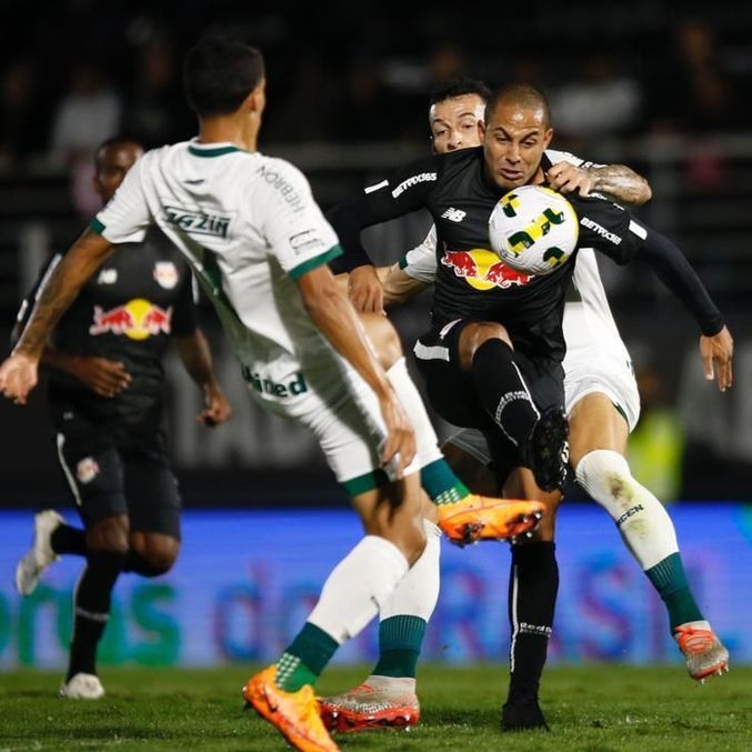 Ytalo disputa bola em ataque do RB Bragantino