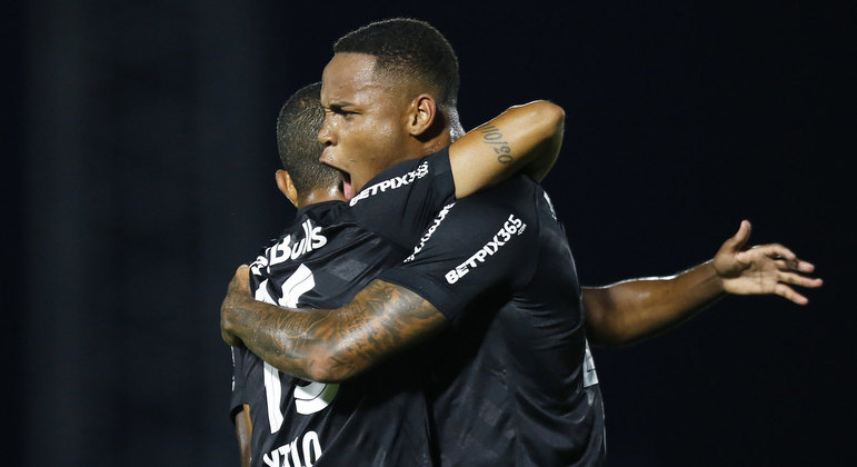 Ytalo e Natan comemoram gol do RB Bragantino