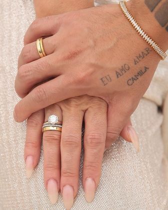 O casal exibiu as alianças e o artista também mostrou uma tatuagem que tem na mão em homenagem à noiva: 