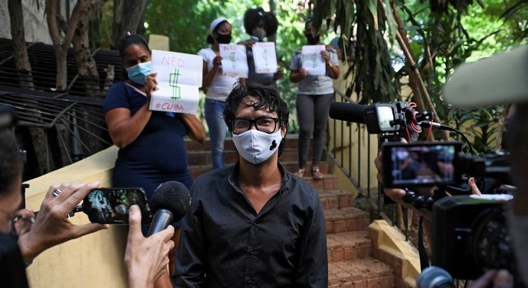 Yunior García, organizador da manifestação em Havana e líder do Archipiélago, é cercado pela imprensa