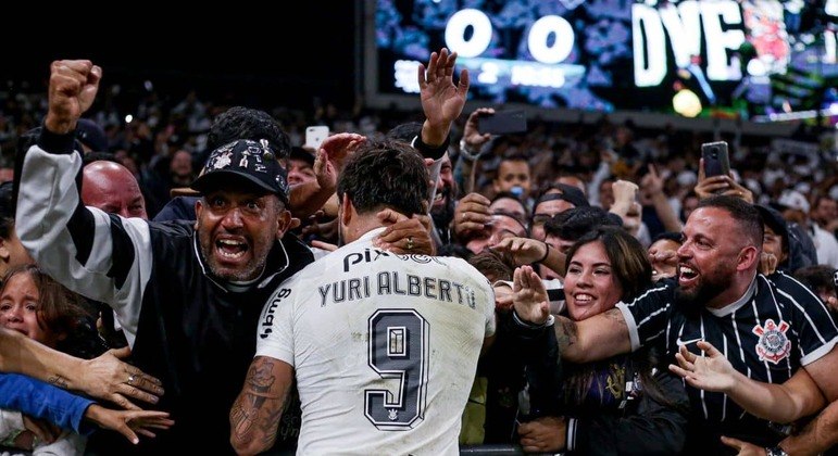 A celebração de Yuri Alberto. Com torcedores. Gol feio também merece comemoração