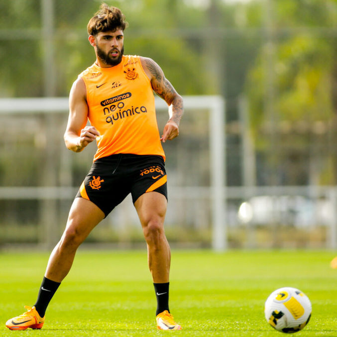 Atacante Yuri Alberto em treino com bola pelo Timão