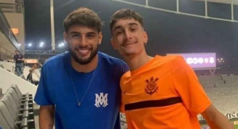 Atacante Yuri Alberto tira foto com torcedor nas arquibancadas da Neo Química Arena