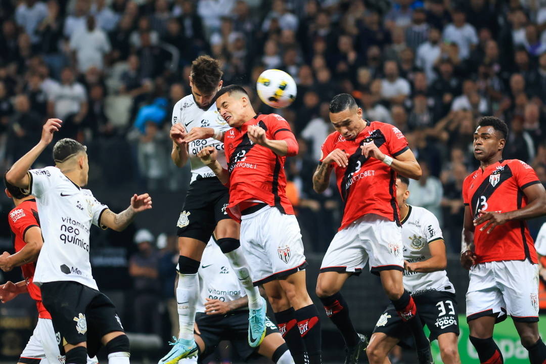 Yuri Alberto em cabeçada fulminante marcou o seu segundo gol na partida 